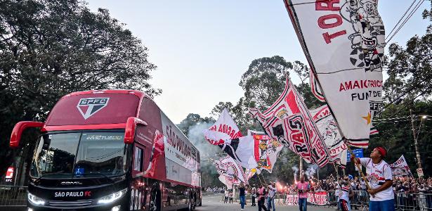 Ônibus do São Paulo é atacado com pedras antes de jogo pelo Campeonato  Brasileiro