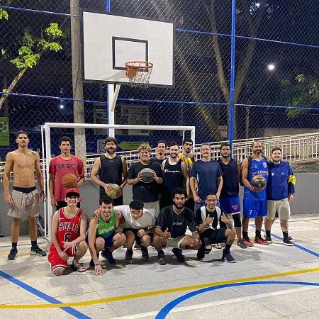 Jogo de basquete na quadra de Itapuã, Vila Velha-ES