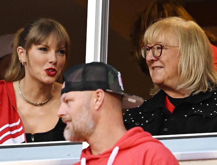 Taylor Swift assiste jogo da NFL ao lado de Donna Kelce, mãe de Travis Kelce 