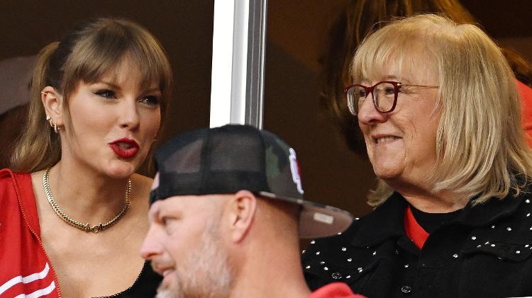 Taylor Swift assiste jogo da NFL ao lado de Donna Kelce, mãe de Travis Kelce 