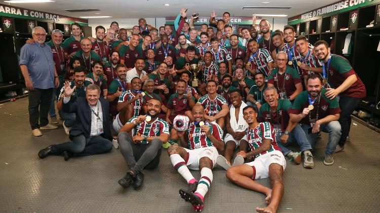 Fred entre jogadores e funcionários do departamento de futebol do Fluminense após a conquista do Carioca 2023