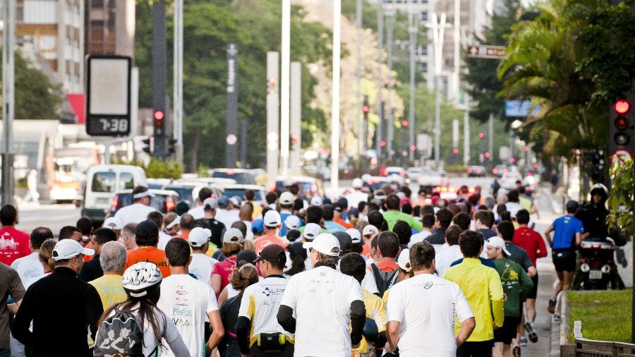 02/11/2011: Atletas fazem treino-protesto na avenida Paulista contra mudanças na corrida de São Silvestre.