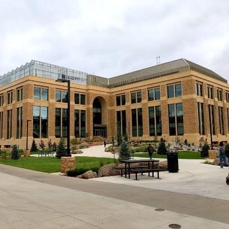 Um dos prédios de Engenharia da Universidade do Wyoming (University of Wyoming), nos EUA