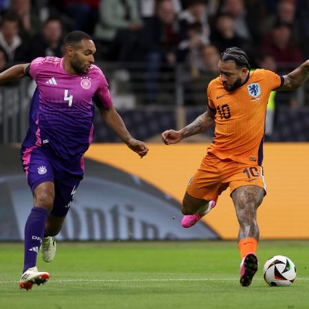 Jonathan Tah (Alemanha) e Memphis Depay (Holanda) durante amistoso