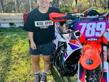 Campeã de motociclismo morre aos 15 anos em acidente durante corrida