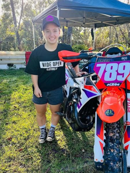 A motociclista Amelia Kotze, falecida aos 15 anos