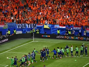 Com 'invasão laranja', Holanda estreia na Eurocopa com virada sobre Polônia