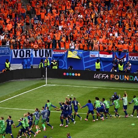 Jogadores da Holanda celebram com a torcida vitória sobre a Polônia pela Eurocopa 2024