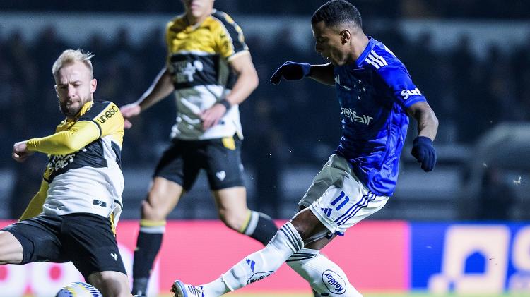Arthur Gomes tenta finalização durante jogo entre Criciúma e Cruzeiro, pelo Campeonato Brasileiro