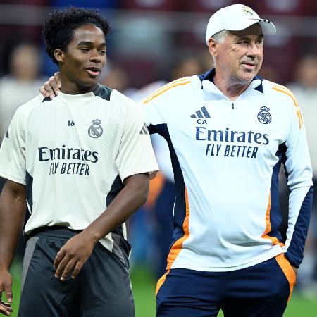 Endrick e Carlo Ancelotti durante treino do Real Madrid - Gettir van Keulen/Getty