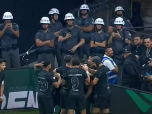 Policiais são flagrados gravando festa de Memphis em gol do Corinthians