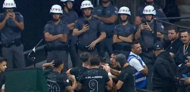 Policiais registram comemoração de gol do Corinthians durante festa em Memphis