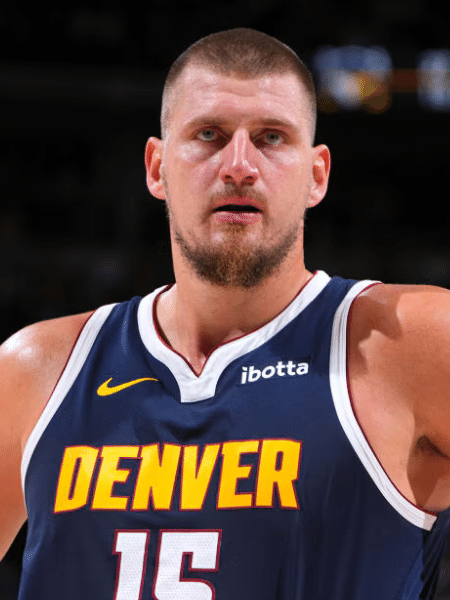 Nikola Jokic com a camisa do Denver Nuggets durante partida da NBA