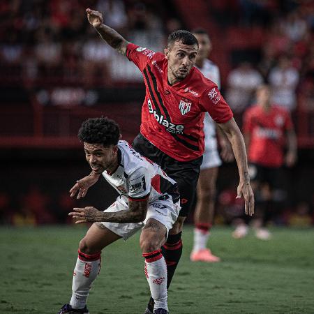 Gustavo Campanharo, do Atlético-GO, durante jogo contra o Vitória pelo Brasileirão