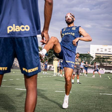 Thaciano, do Santos, treina com máscara após sofrer fratura no nariz - Raul Baretta/Santos