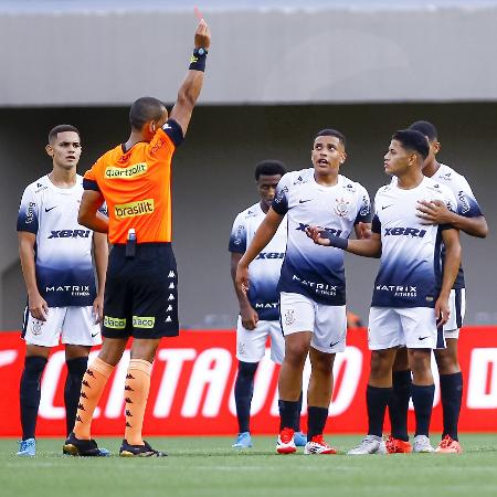 Luiz Fernando, do Corinthians, recebe cartão vermelho durante jogo contra o Grêmio na Copinha