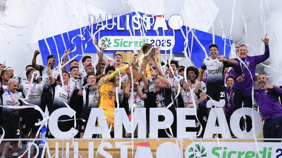 Jogadores do Corinthians erguem taça de campeão paulista de 2025 Jogadores do Corinthians erguem taça de campeão paulista de 2025