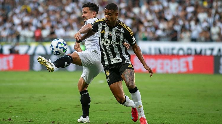 Artur e Caio Paulista em ação durante jogo entre Atlético-MG e Botafogo no Brasileirão