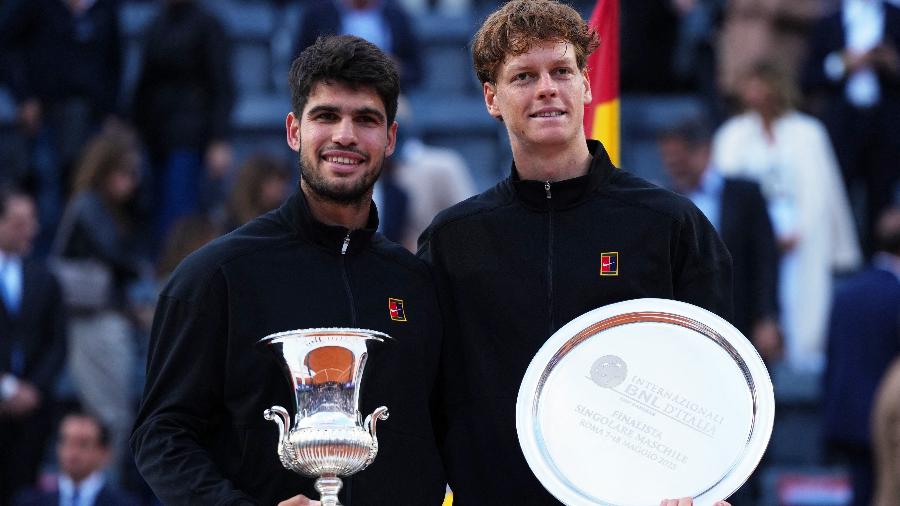 Carlos Alcaraz e Jannik Sinner na cerimônia de premiação do Masters 1000 de Roma em 2025