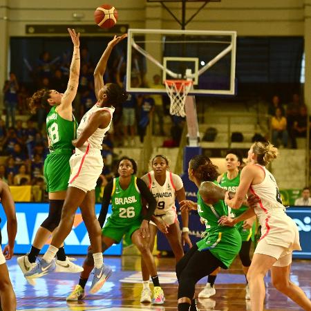 Thayná Silva (camisa 26) observa a disputa de bola entre Brasil e Canadá no basquete Thayná Silva (camisa 26) observa a disputa de bola entre Brasil e Canadá no basquete