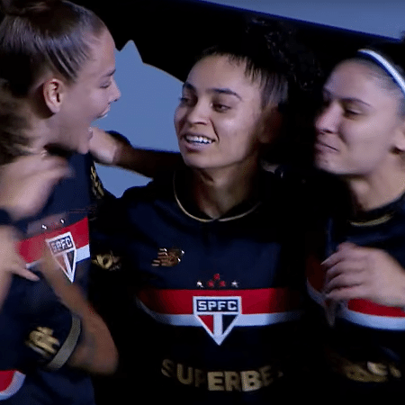 Isa Guimarães bateu o pênalti que gerou gol contra das paraguaias no rebote