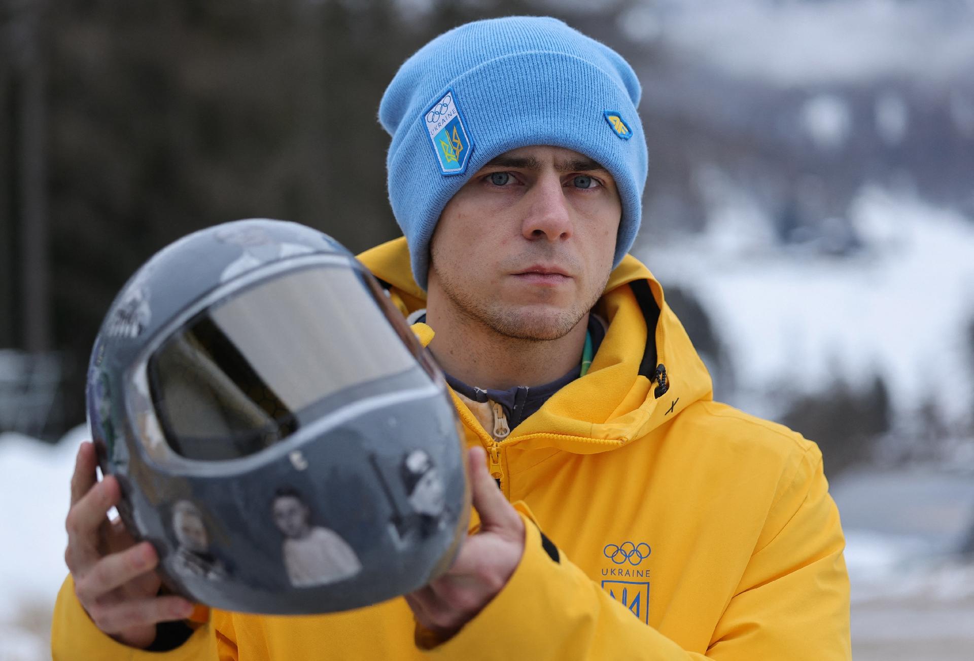 Vladyslav Heraskevych, da Ucrânia, mostra seu capacete após ser desclassificado da competição olímpica por usá-lo em homenagem aos atletas que morreram em decorrência do ataque da Rússia à Ucrânia - undefined