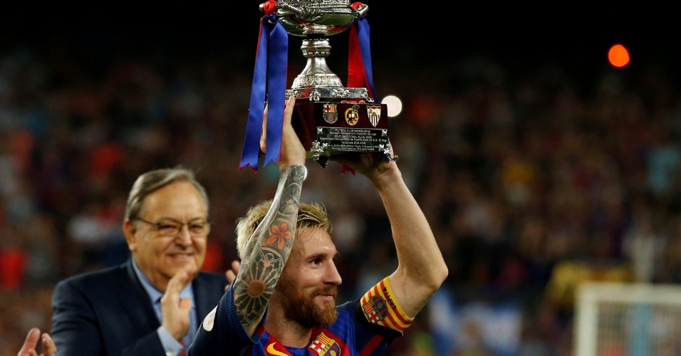 Capitão Messi levanta o troféu do título da Supercopa da Espanha