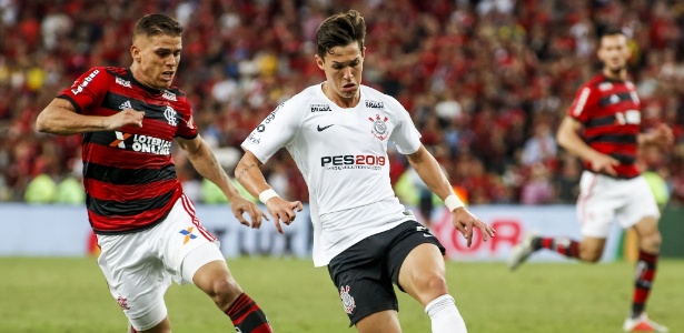 Cuéllar e Mateus Vital disputam a bola em duelo de ida pela semifinal - Rodrigo Gazzanel/Agência Corinthians