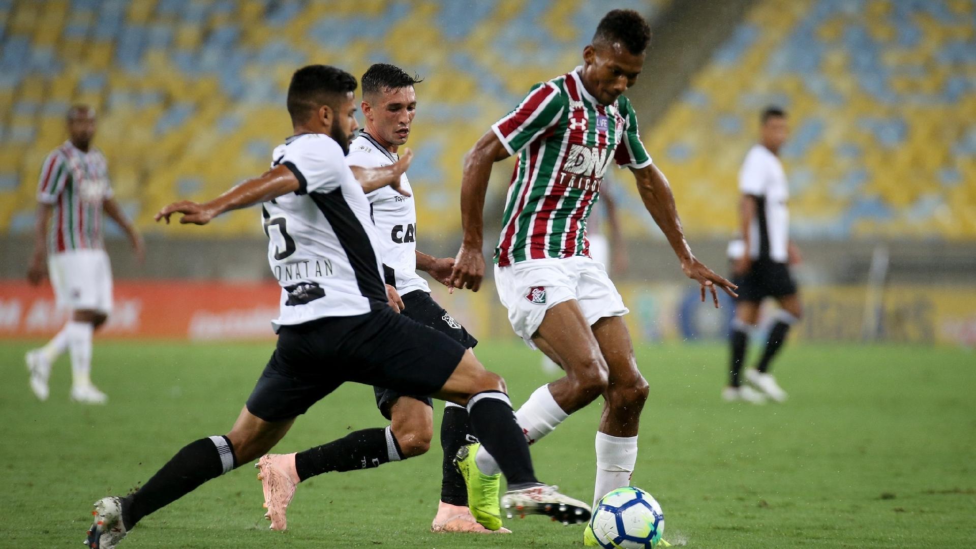 Fluminense e Ceará jogaram com pouca torcida no Maracanã