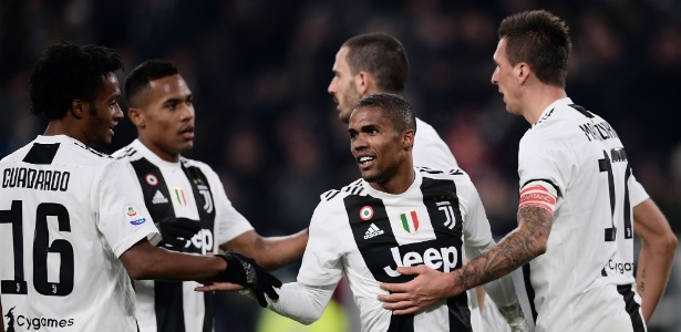 Douglas Costa entre jogadores da Juventus - Marco Bertorello/AFP