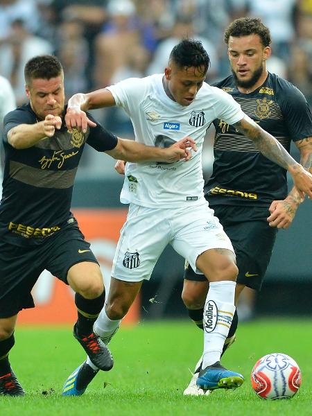 Disputa de bola em partida do Santos contra o Corinthians em Itaquera - Mauro Horita/Estadão Conteúdo