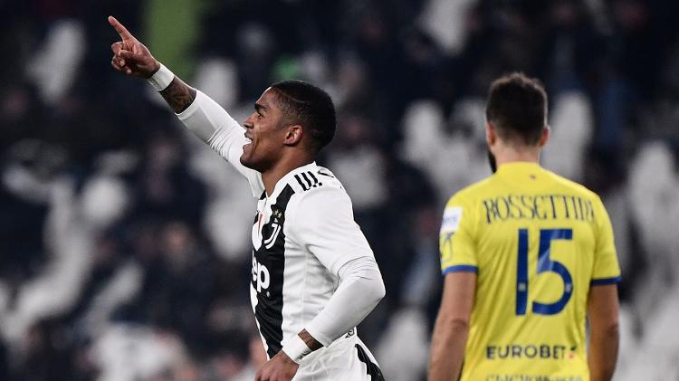 Douglas Costa comemora gol - Marco BERTORELLO / AFP - Marco BERTORELLO / AFP