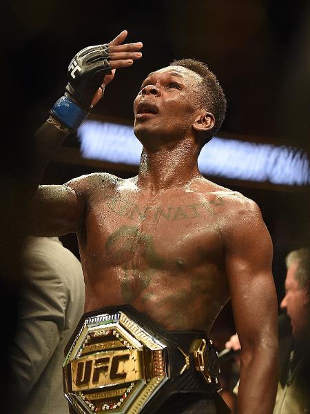 Israel Adesanya com o cinturão do UFC - Logan Riely/Getty Images/AFP - Logan Riely/Getty Images/AFP