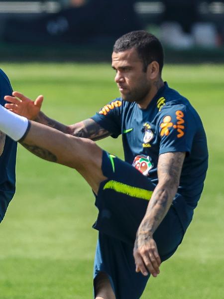 Neymar e Daniel Alves fazem exercício durante treinamento da seleção brasileira - Buda Mendes/Getty Images