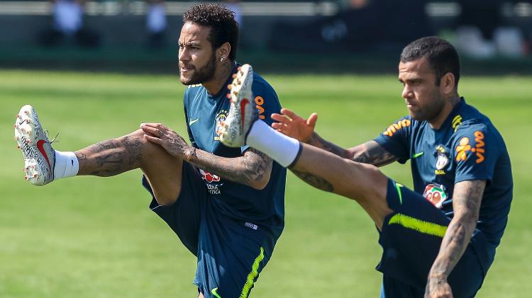 Neymar e Daniel Alves fazem exercício durante treinamento da seleção brasileira em 2019 - Buda Mendes/Getty Images - Buda Mendes/Getty Images