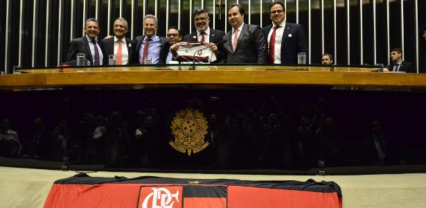 Antes da Libertadores | Com bandeira no plenário, Câmara homenageia Fla