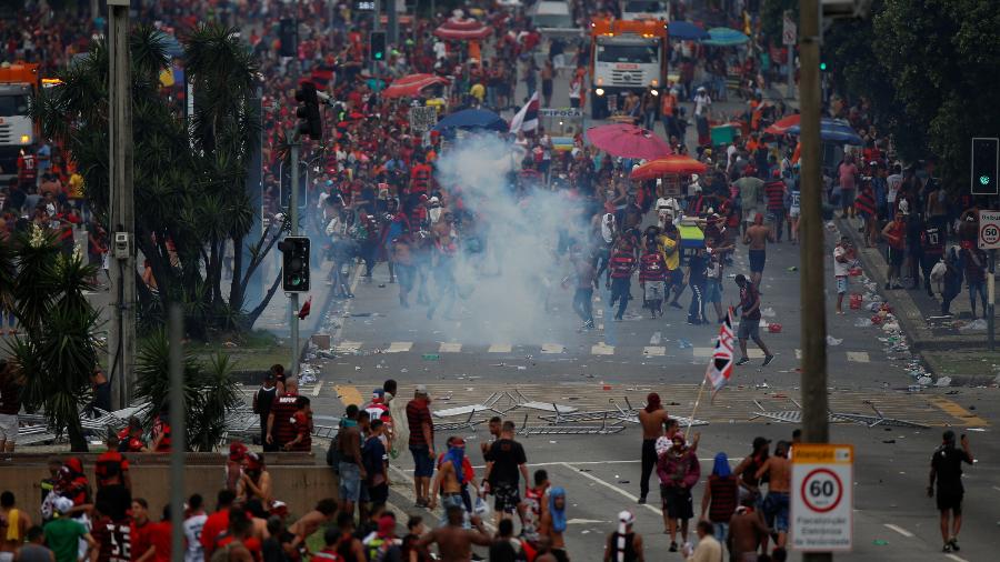 Policiais atiram bomba de efeito moral para dispersar confusão - Ricardo Soares/Reuters