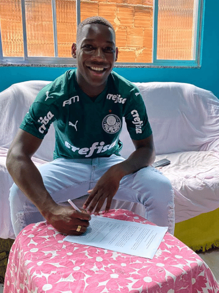 Volante Patrick de Paula assina novo contrato com o Palmeiras - SE Palmeiras