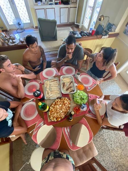 Nadadores almoçam juntos na casa em que estão durante a quarentana - Arquivo Pessoal