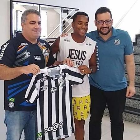 Robinho posou com a camisa do Santos neste sábado junto ao atual presidente do clube, Orlando Rollo - Reprodução