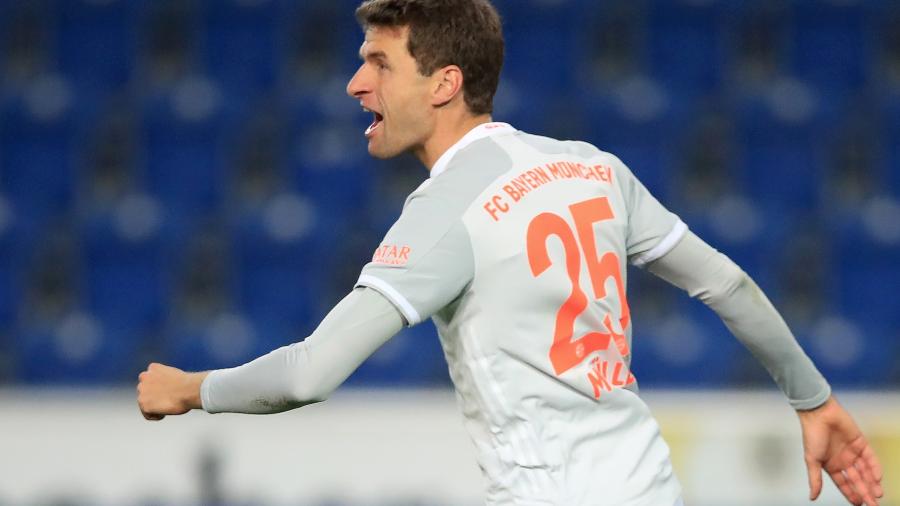 Müller comemora gol contra o Bielefeld - 	WOLFGANG RATTAY