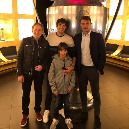 Kaká posa para foto com troféu gigante da Liga dos Campeões - Reprodução/Instagram