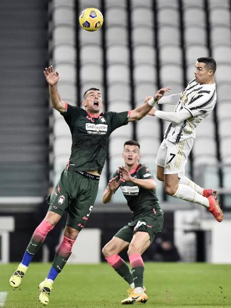 Cristiano Ronaldo marca de cabeça para a Juventus contra o Crotone - REUTERS/Massimo Pinca