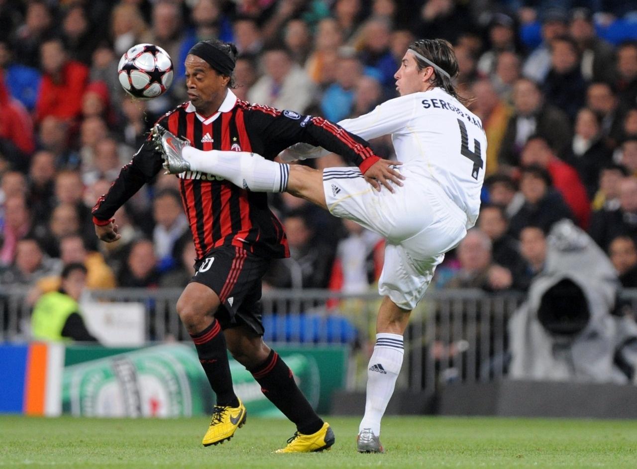 Ronaldinho Gaúcho e Sergio Ramos se enfrentando em Real Madrid x Milan