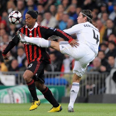 Ronaldinho Gaúcho e Sergio Ramos se enfrentando em Real Madrid x Milan - AMA/Corbis via Getty Images