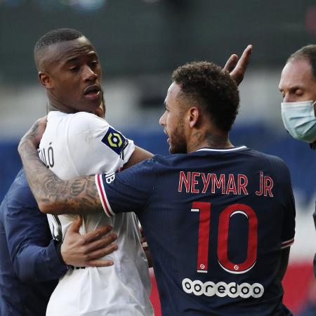 Neymar fala com Djaló após ambos serem expulsos da partida entre PSG e Lille - REUTERS/Benoit Tessier
