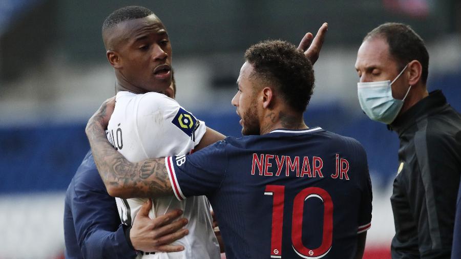 Neymar fala com Djaló após ambos serem expulsos da partida entre PSG e Lille, pelo Campeonato Francês - REUTERS/Benoit Tessier