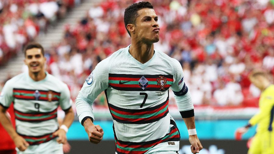 Cristiano Ronaldo comemora gol marcado pela seleção de Portugal no duelo contra a Hungria, pela 1ª rodada da Eurocopa - Bernadett Szabo - Pool/Getty Images