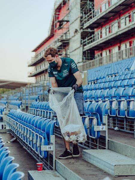 Sebastian Vettel ajudou na limpeza de Silverstone - Divulgação/Aston Martin