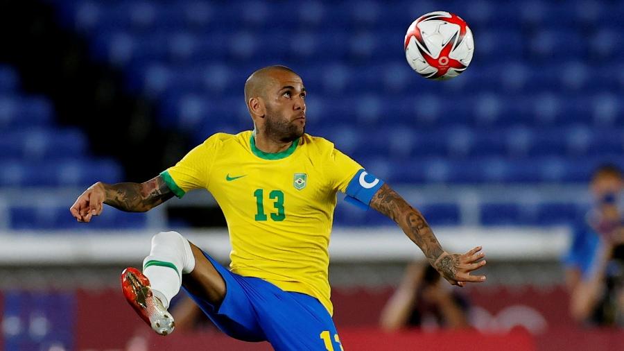 Daniel Alves foi o capitão da seleção brasileira na estreia contra a Alemanha - Phil Noble/Reuters